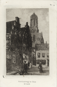 4979 Gezicht op het Pieterskerkhof te Utrecht met op de achtergrond de Domtoren en geheel rechts de voorgevel van een ...